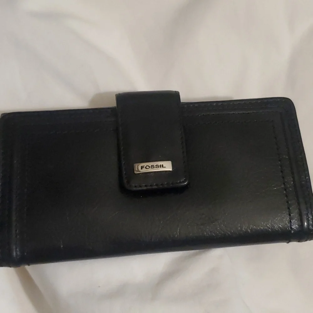 FOSSIL GENUINE LEATHER WALLET - Picture 1 of 14